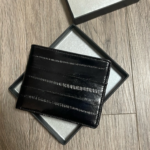 5/$25 Faux Black Leather Bi-Fold Flip out ID Unisex Wallet BNIB - Picture 2 of 5
